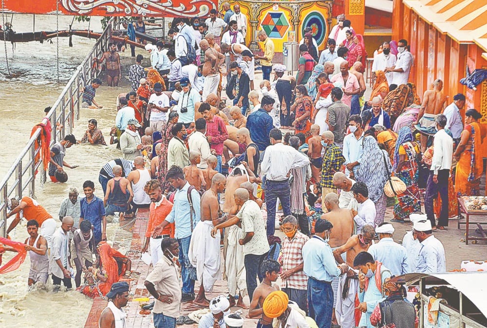 Haridwar News: Haryana Youth poses like kinnar and Smoke Hookah on Har Ki pauri photos