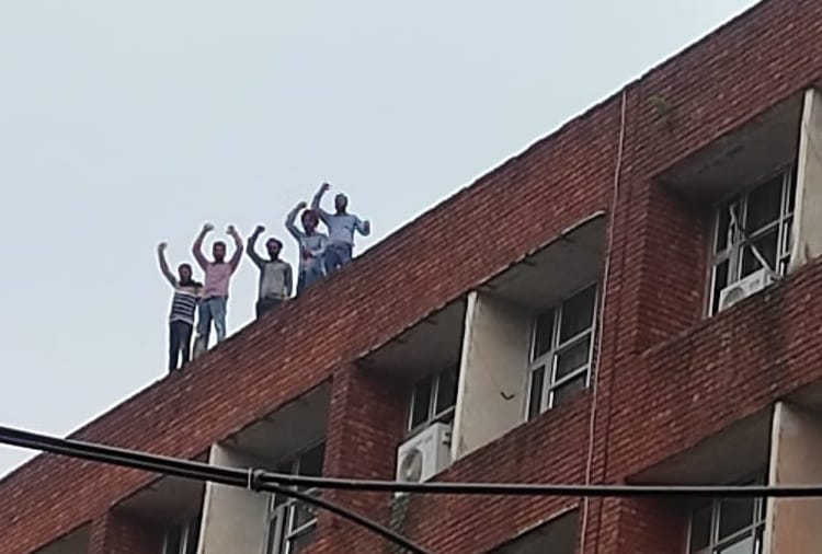 Teachers climbed on 7th floor of education department in Mohali for their demands