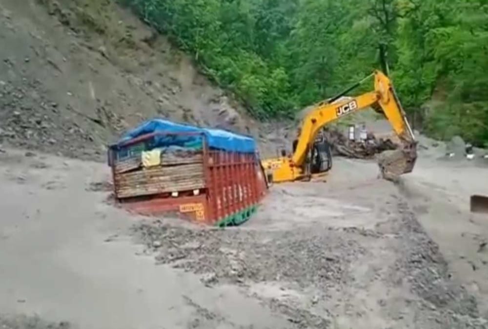 Uttarakhand Weather News: Pithoragarh-Ghat highway closed due to landslide and debris many people stuck photos