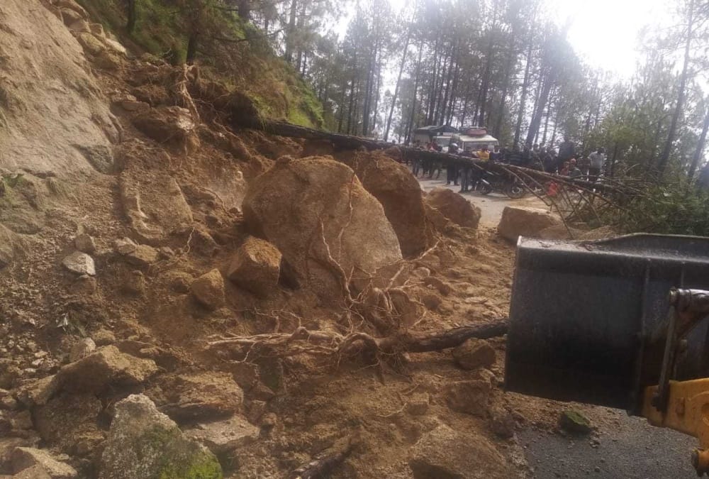 Uttarakhand Weather News: Pithoragarh-Ghat highway closed due to landslide and debris many people stuck photos