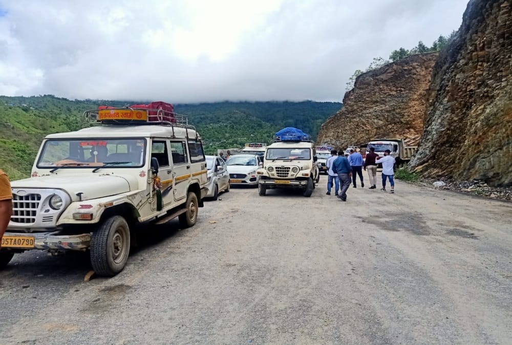 Uttarakhand Weather News: Pithoragarh-Ghat highway closed due to landslide and debris many people stuck photos