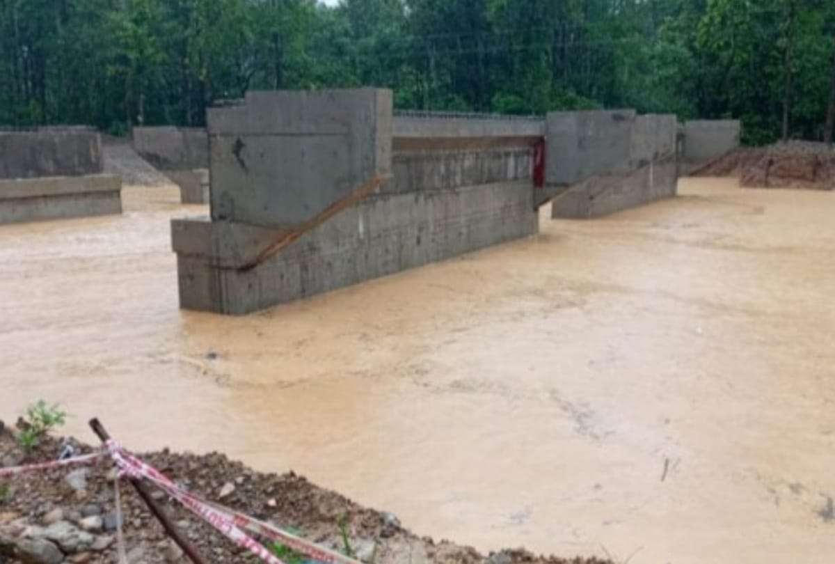 Nepal released four lakh cusecs of water in rapti and Gorra river