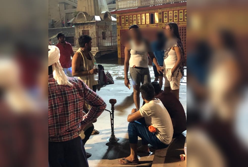Haridwar News: Haryana Youth poses like kinnar and Smoke Hookah on Har Ki pauri photos
