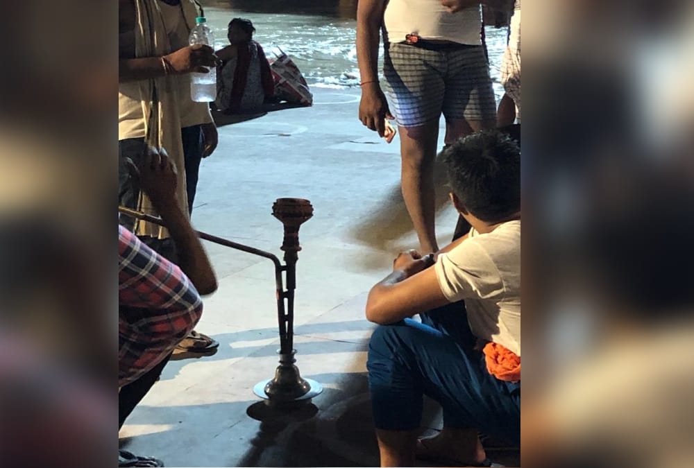 Haridwar News: Haryana Youth poses like kinnar and Smoke Hookah on Har Ki pauri photos