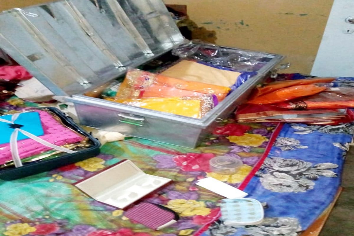 Theft in three houses of the same police station area in varanasi jewelery worth RS  32 lakhs stolen from the engineer house