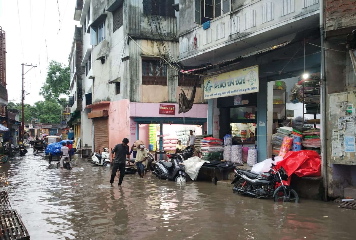 Gorakhpur monsoon water logging after heavy rain 122 mm of rain in 24 hours