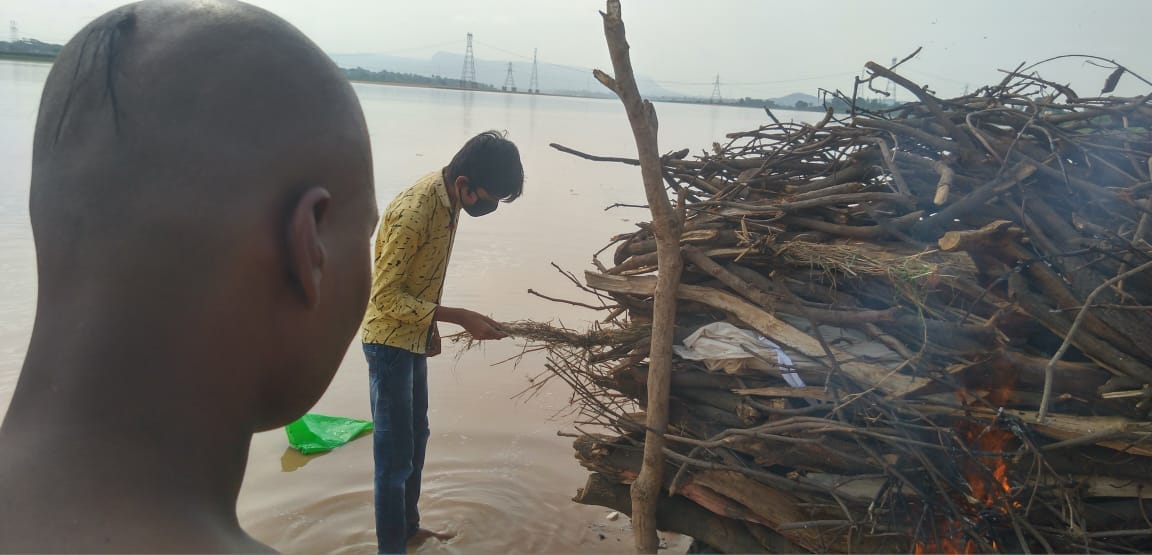 Ten year old son lit his father, people wept