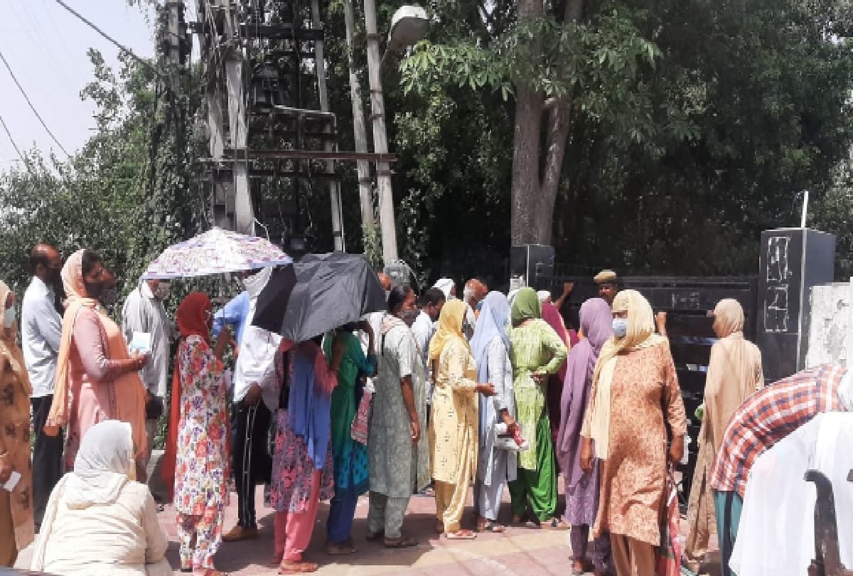 Jammu and Kashmir: People arriving in large numbers in banks, constantly flouting corona rules