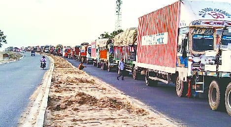 Arbitrary of Shahjahanpur Police: Started checking of private buses coming from other states only at Hulasnagra crossing