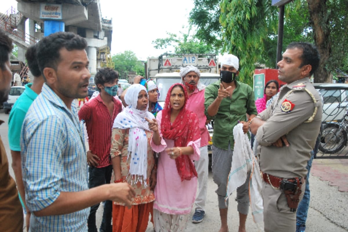 Muzaffarnagar: Conflict between two sides over the removal of the balcony