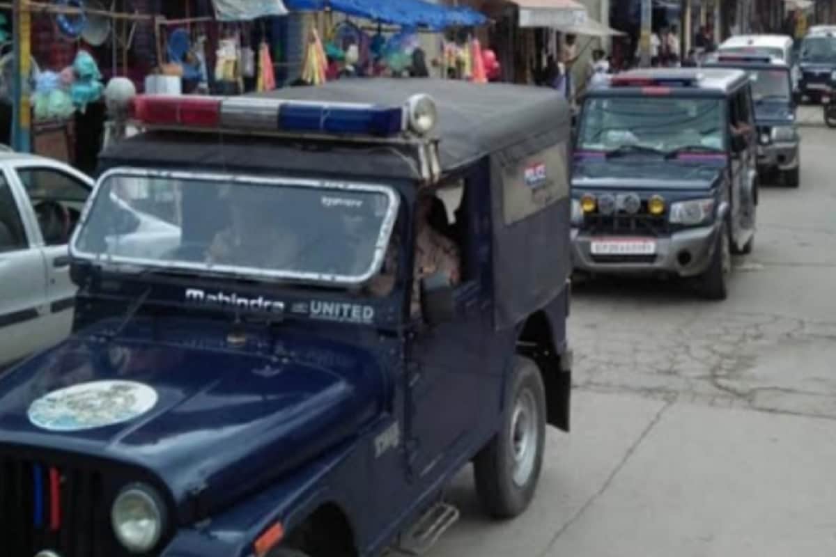 Meerut: Police raid in hotel Paradise in Sardhana and many lover couple in custody and see photos