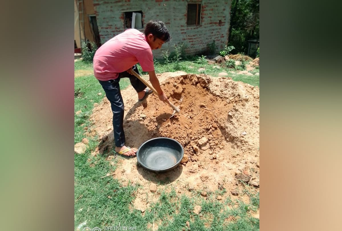 himachal news: lok kalakar sonu ram working in MNREGA amid Covid