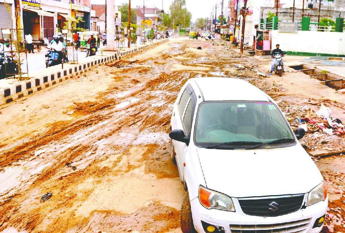Agra Roads Eight Km Dug Could Not Built After Eight Monts