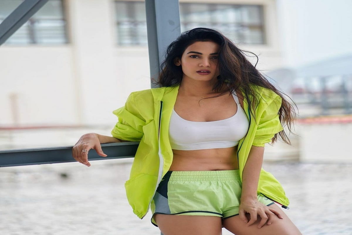 sonal chauhan bold look on bed in hindi