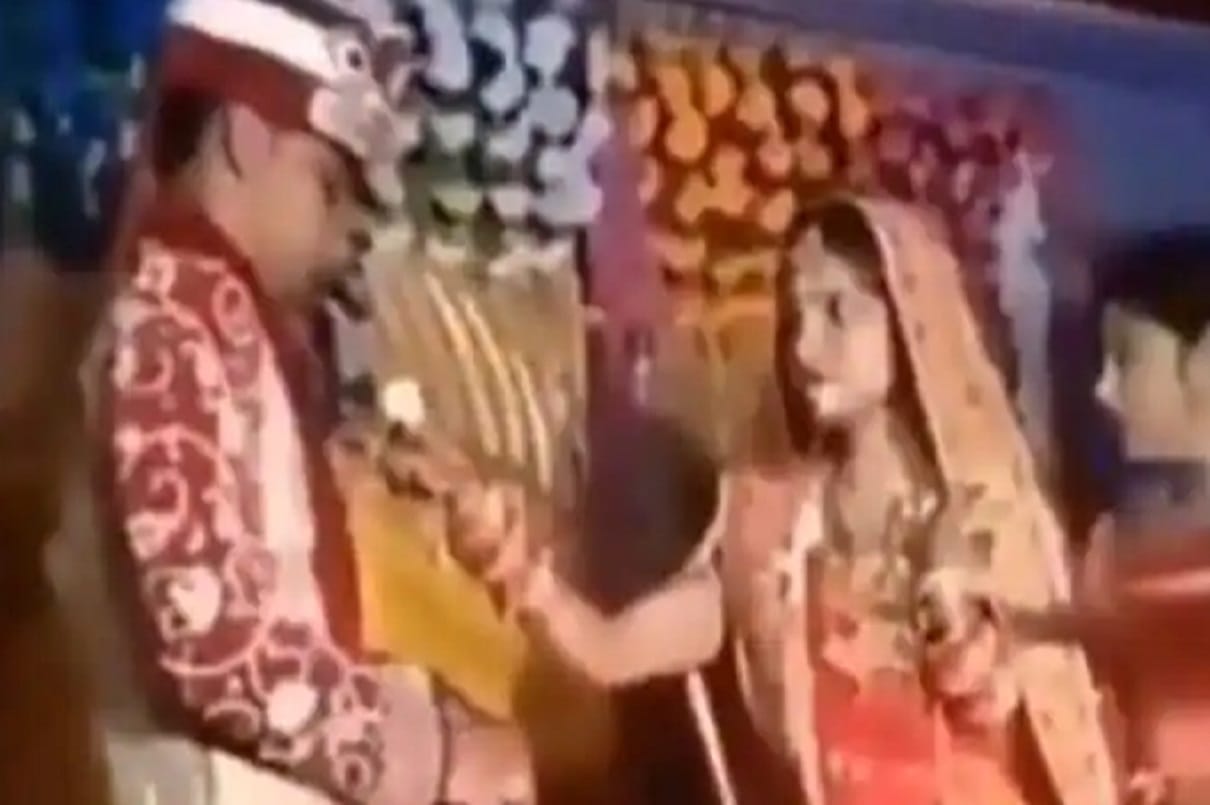 Calm down bhabhi! Bride gets impatient, throws food on groom`s face, viral video