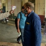 यात्री का तापमान चेक करता रोडवेज कर्मी