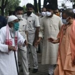 सीएम योगी फरियाद सुनते हुए।