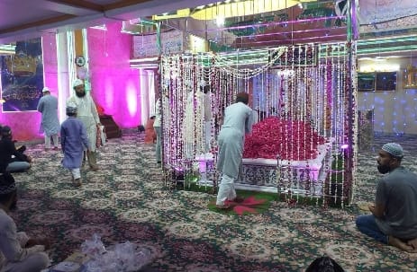 Ajhari Parcham waved, the beginning of the Urs
