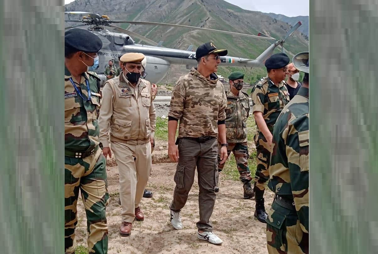 Akshay Kumar meets BSF jawans in Jammu and Kashmir SEE VIRAL PHOTOS