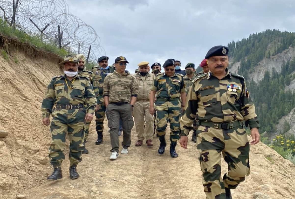 Akshay Kumar meets BSF jawans in Jammu and Kashmir SEE VIRAL PHOTOS