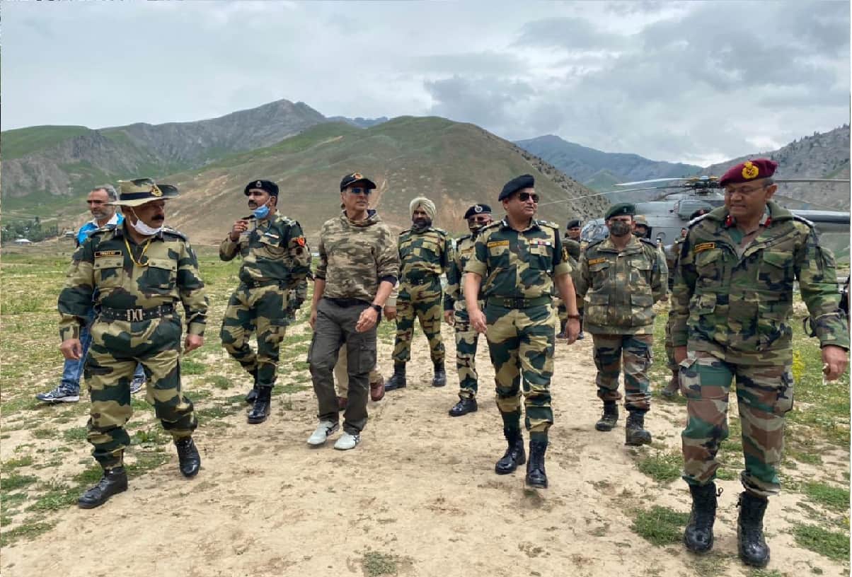 Akshay Kumar meets BSF jawans in Jammu and Kashmir SEE VIRAL PHOTOS