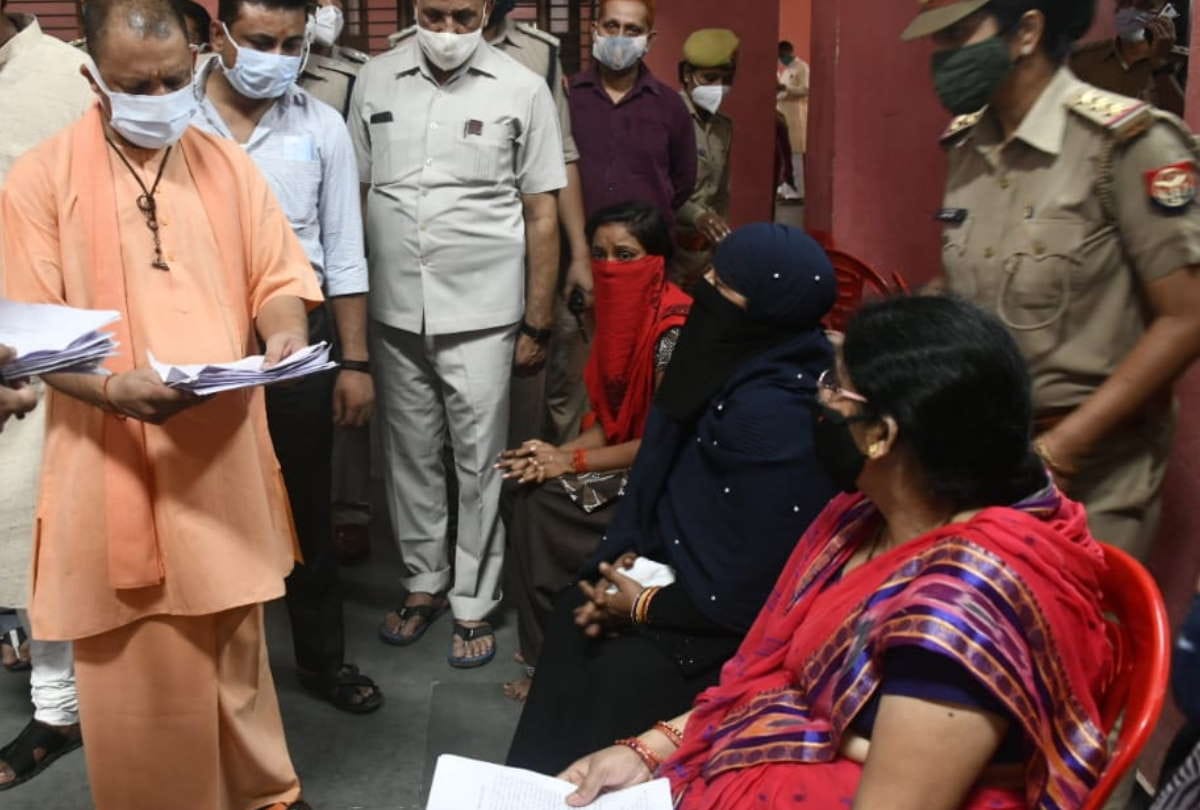 CM Yogi Adityanath visited Janta darbar in Gorakhnath temple at gorakhpur