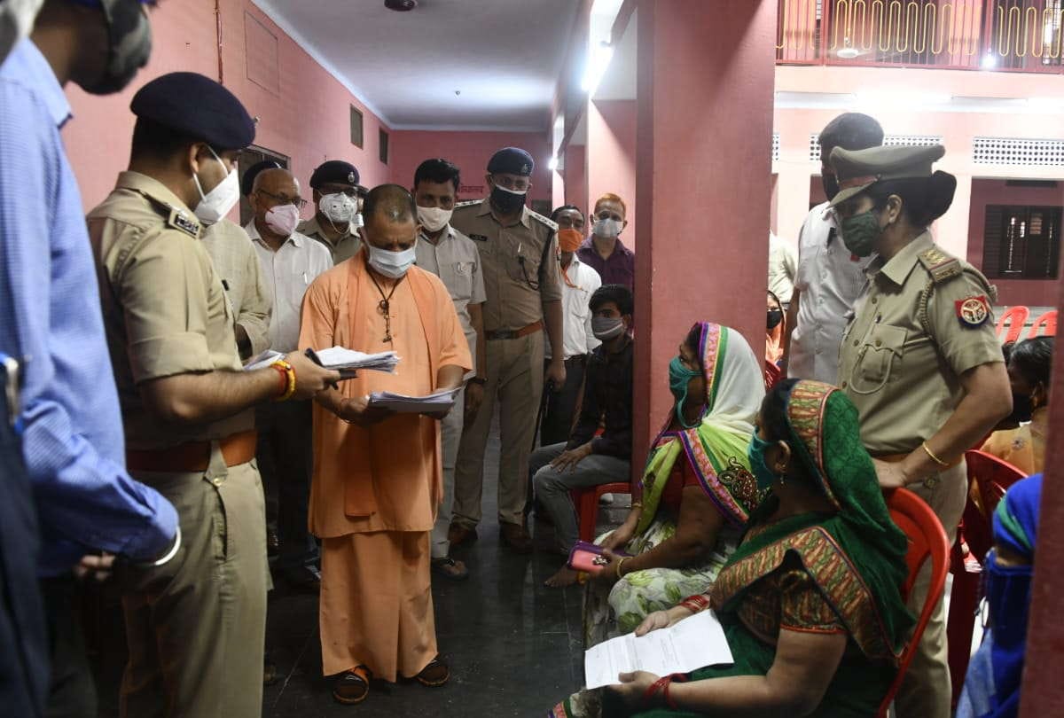 CM Yogi Adityanath listen problem of people in Janta Darbar in Gorakhnath temple at Gorakhpur