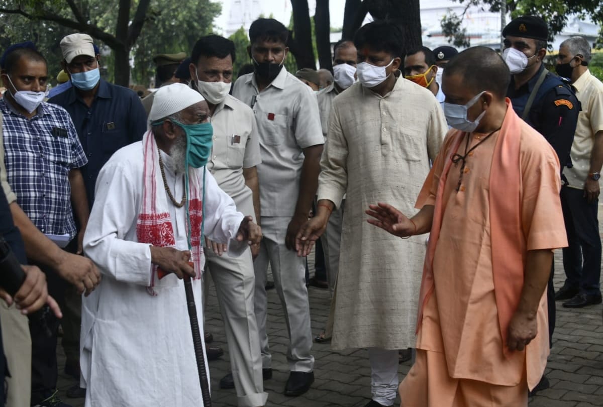 CM Yogi Adityanath listen problem of people in Janta Darbar in Gorakhnath temple at Gorakhpur