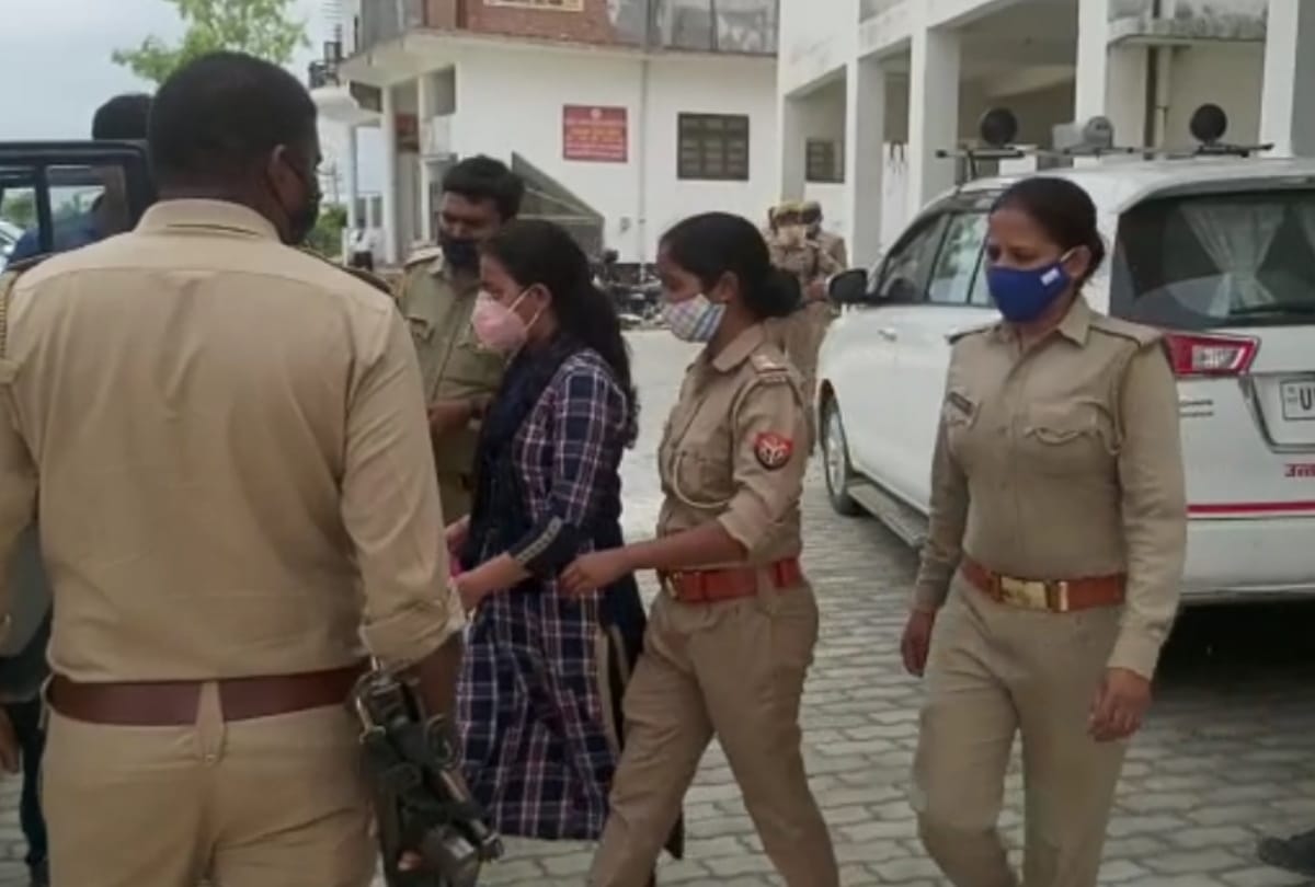 zila panchayat officer caught red handed while taking bribe.