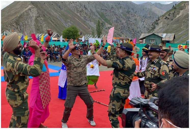 Akshay Kumar meets BSF jawans in Jammu and Kashmir SEE VIRAL PHOTOS