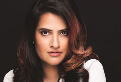 Sona Mohapatra troll Shehnaaz gill and advice her to spend money and time on getting Education for talent