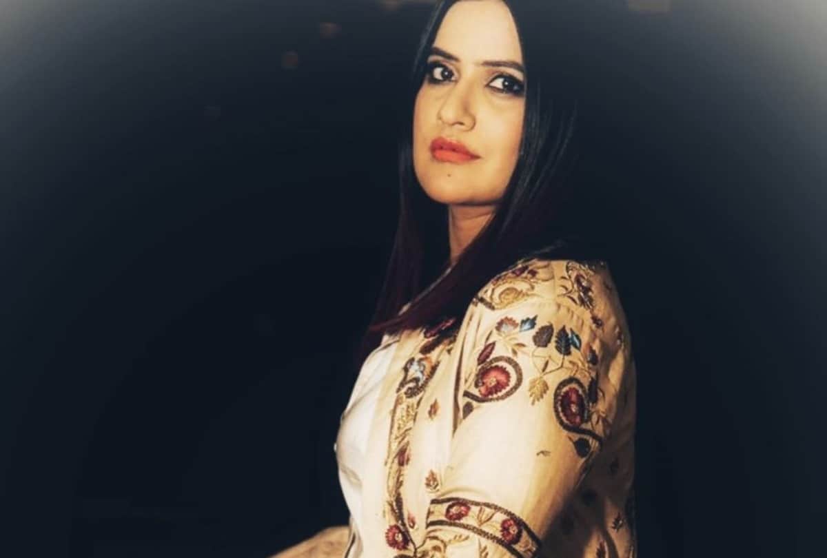 Sona Mohapatra get furious on Bollywood actors who are not fluent in Hindi called it a shame
