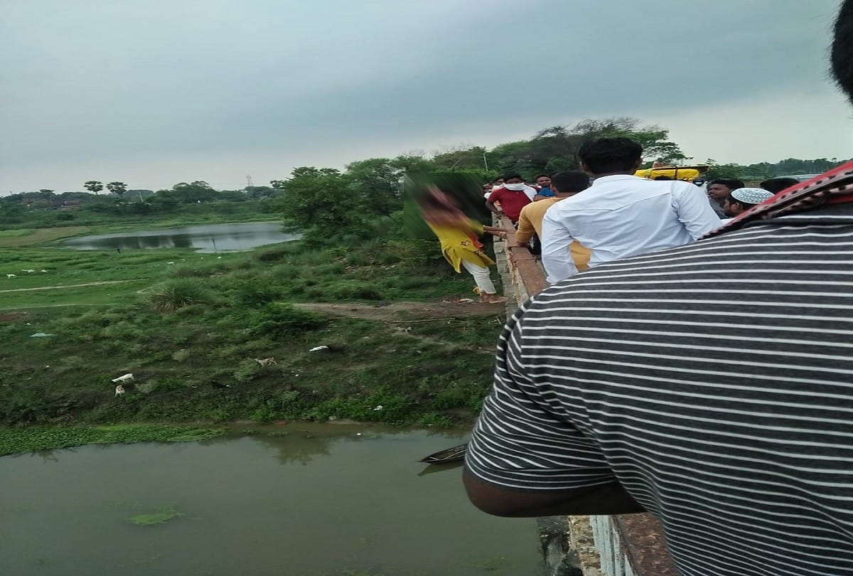 High voltage drama in mau  girl hangs from the railing of the bridge to marry her lover said call him or else I will jump to death