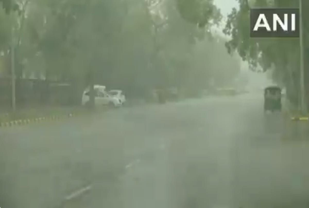 Delhi weather updates heavy rain and strong wind lashes many areas of capital