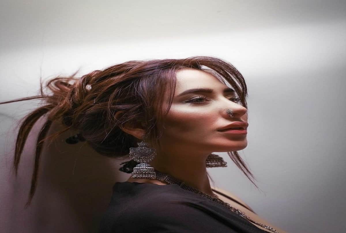 mahira sharma latest beautiful look paras commented on pic