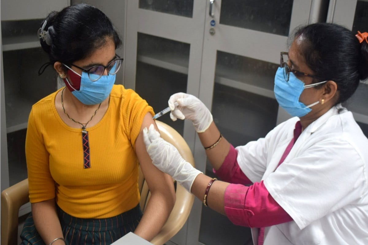 Gorakhpur city top five in case of corona vaccination in Uttar Pradesh covid vaccination figure