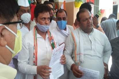 सहारनपुर: कांग्रेस पदाधिकारियों ने डिप्टी कलक्टर को ज्ञापन सौंपा।