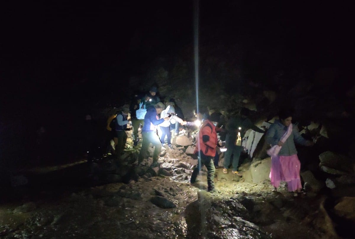 manali leh highway closed after landslide bro rescue passengers in dorni nala at granphu kaza highway