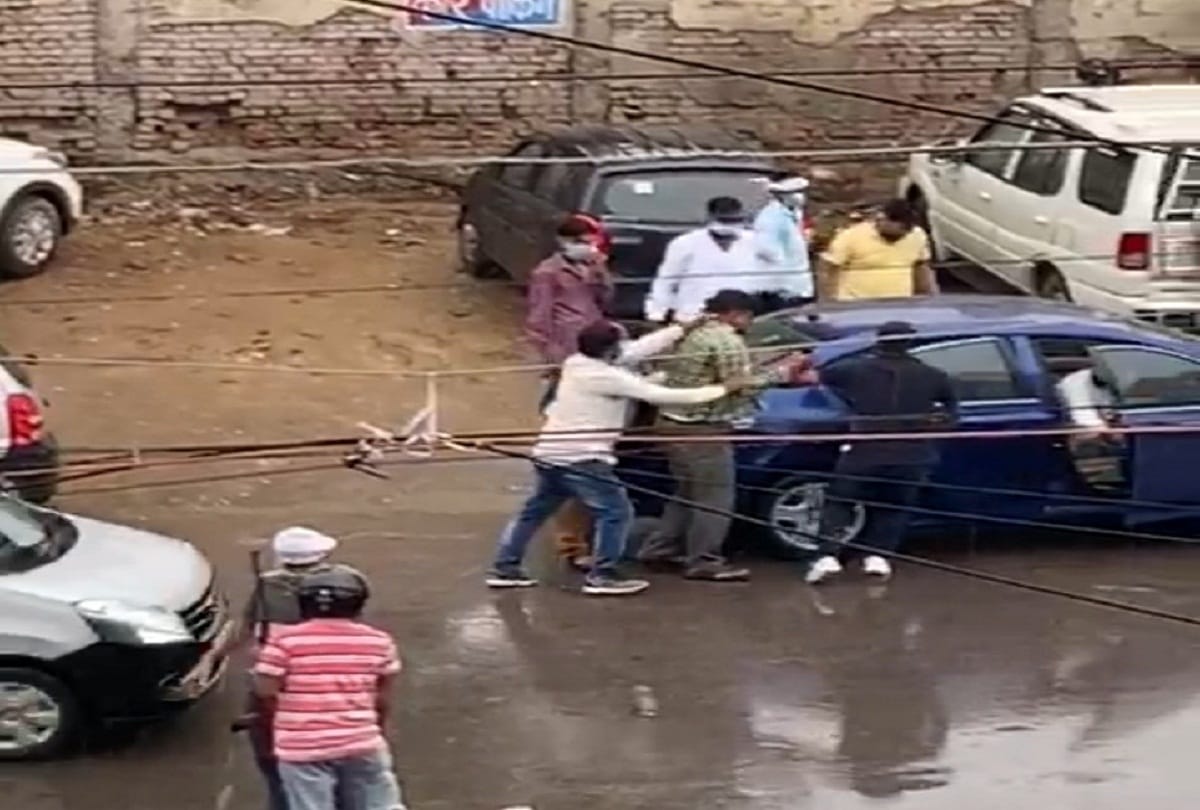 In Prayagraj, the college manager was publicly kidnapped in a car at gunpoint
