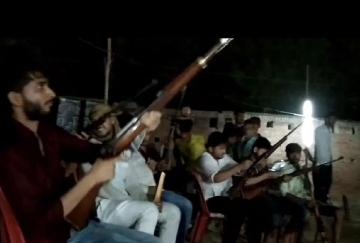 many young man arrested after video viral with gun in Gorakhpur