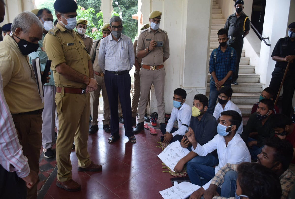 All day long commotion in Allahabad University for promotion, force of many police stations reached