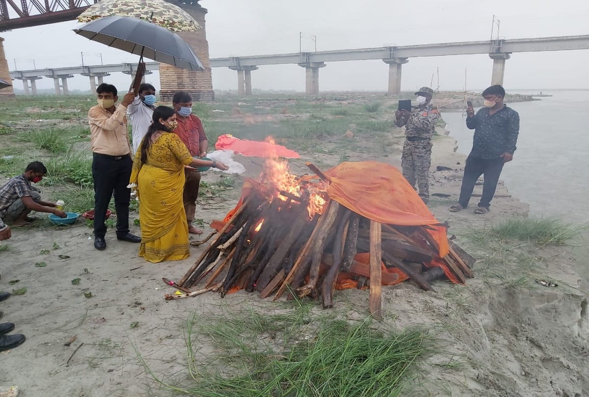 Another dead body came out from the sand of Ganga, Mayor Abhilasha Gupta lit the fire