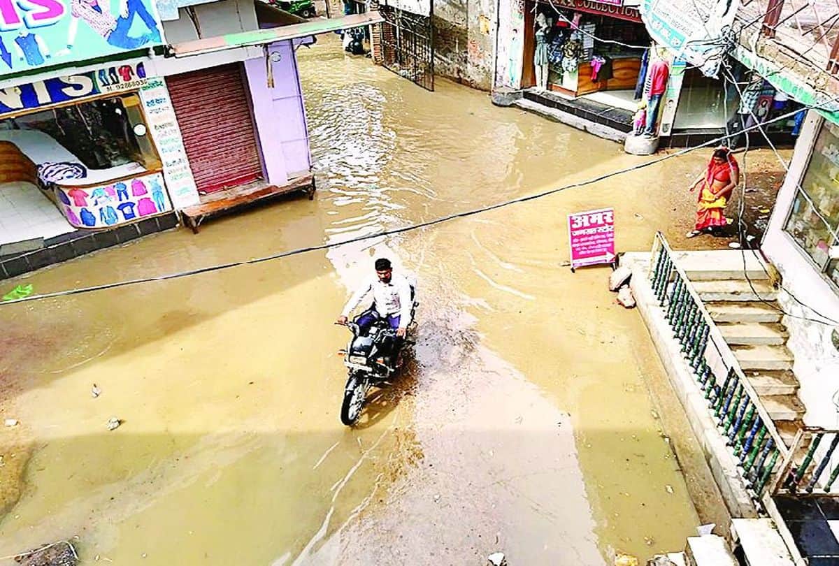 Pre Monsoon Rainfall In Etah Water In House And Shops