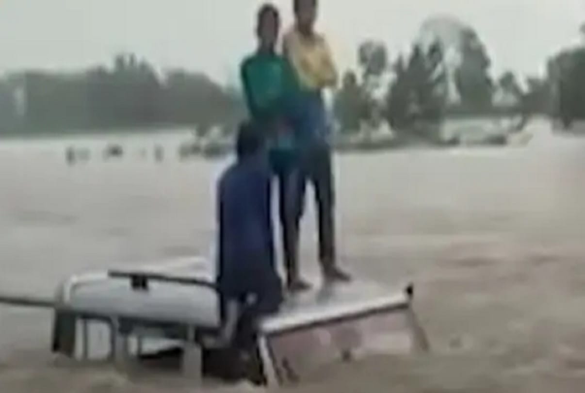 SUV washed away in Gandak river due to heavy rain villagers saved the drivers life with the help of rope