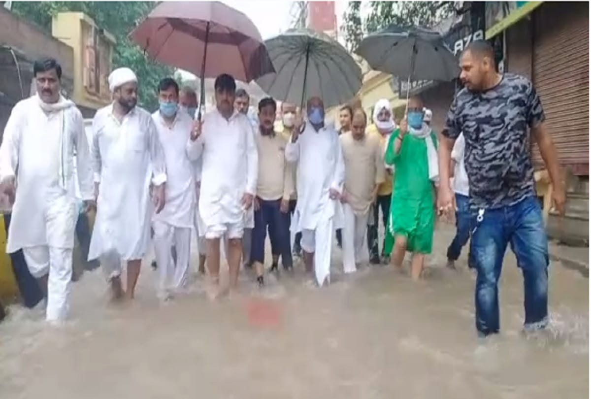 Congress State President Ajay kumar Lallu walking in waterlogging in Varanasi after rain  said PM Modi cheated kashi residents on name of Kyoto