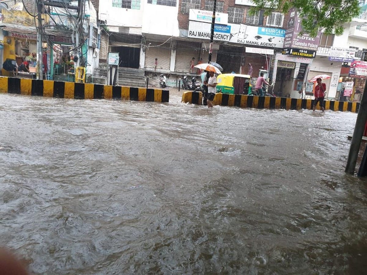 Heavy rain in varanasi relief from humidity but pople troubled by waterlogging