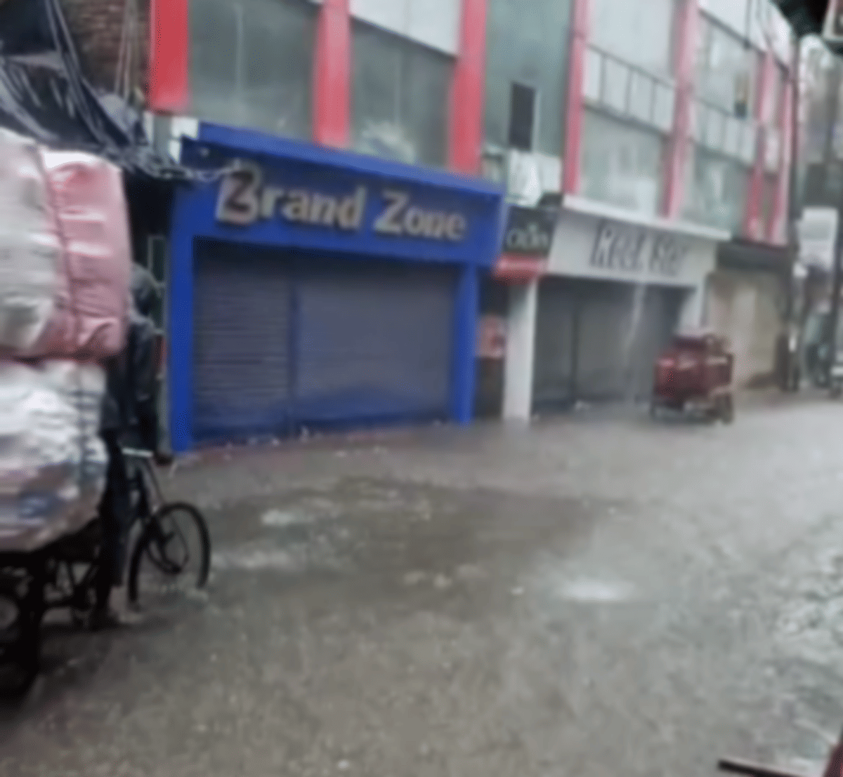 Heavy rain in varanasi relief from humidity but pople troubled by waterlogging