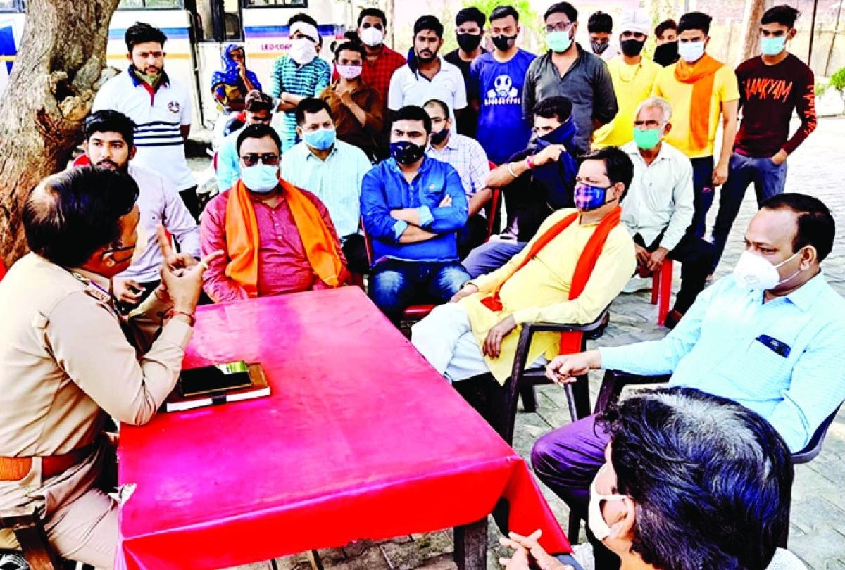 vhp workers protest at police station over love jihad case case in etah