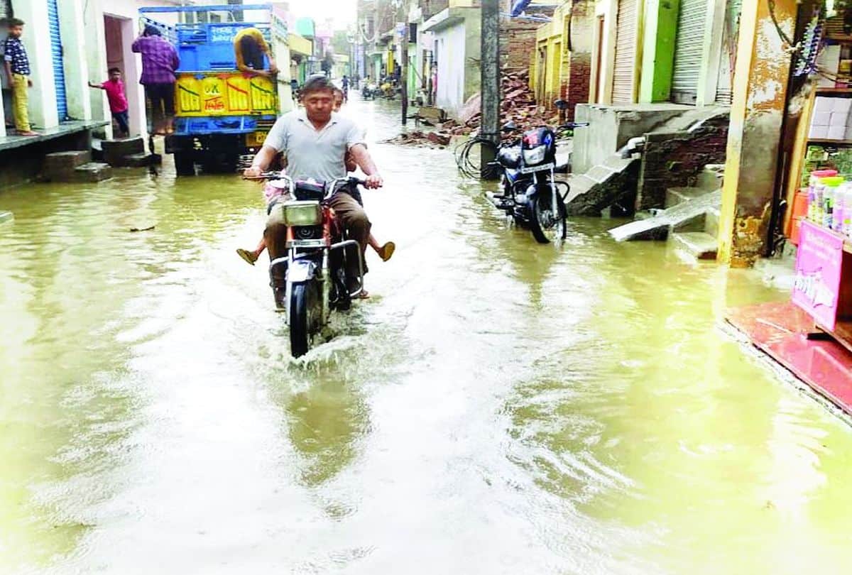 Pre Monsoon Rainfall In Etah Water In House And Shops
