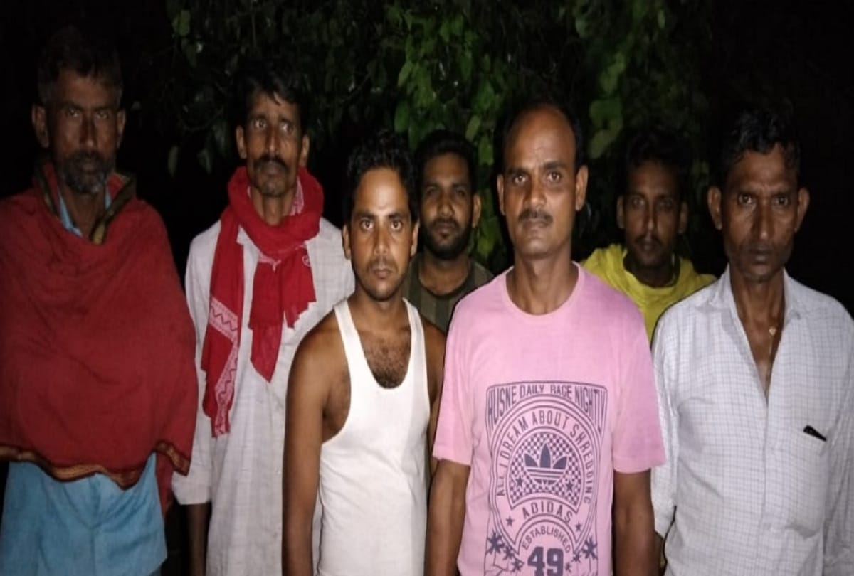 Kushinagar news : Big boat stuck in the middle of Gandak river 150 people are on board